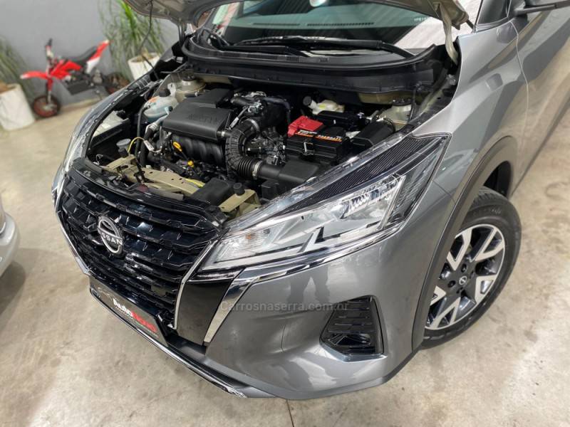 NISSAN - KICKS - 2022/2023 - Cinza - R$ 99.990,00