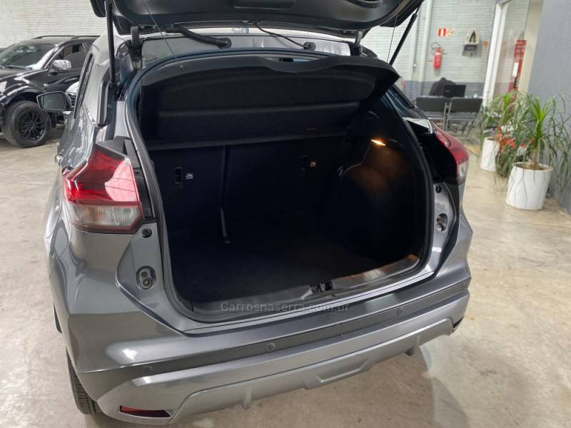 NISSAN - KICKS - 2022/2023 - Cinza - R$ 99.990,00
