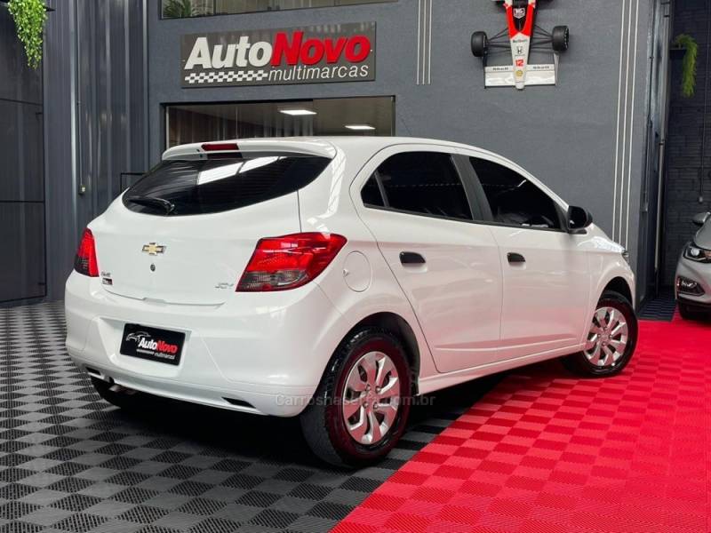 CHEVROLET - ONIX - 2018/2019 - Branca - R$ 55.990,00