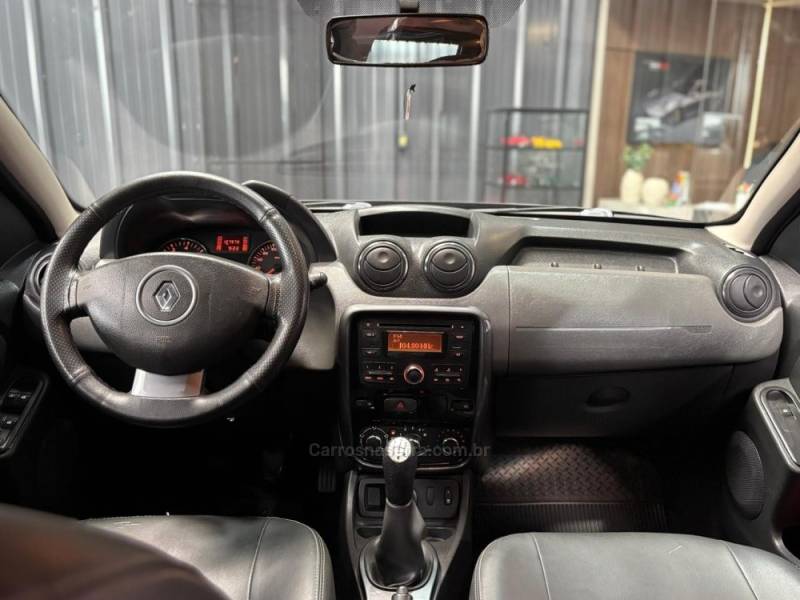 RENAULT - DUSTER - 2012/2013 - Preta - R$ 52.990,00