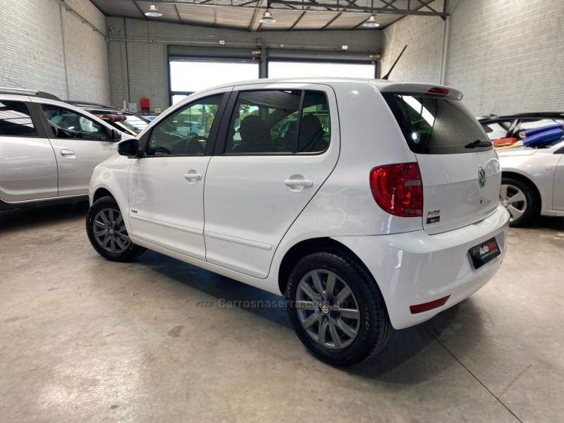 VOLKSWAGEN - FOX - 2013/2013 - Branca - R$ 37.990,00