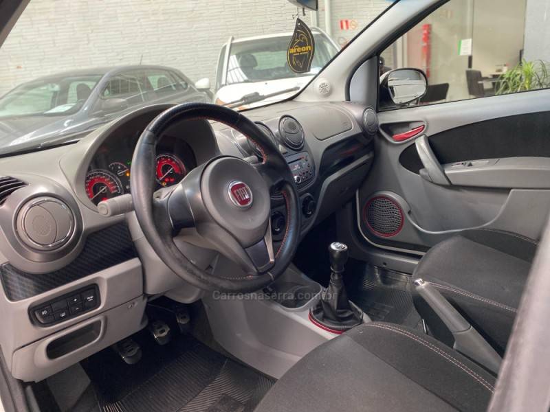 FIAT - PALIO - 2013/2014 - Branca - R$ 43.990,00