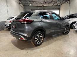 NISSAN - KICKS - 2022/2023 - Cinza - R$ 99.990,00