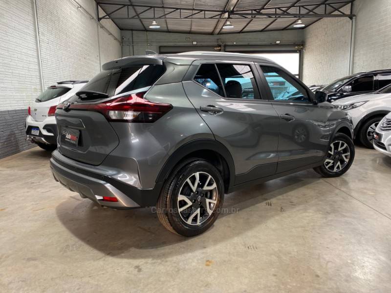NISSAN - KICKS - 2022/2023 - Cinza - R$ 99.990,00