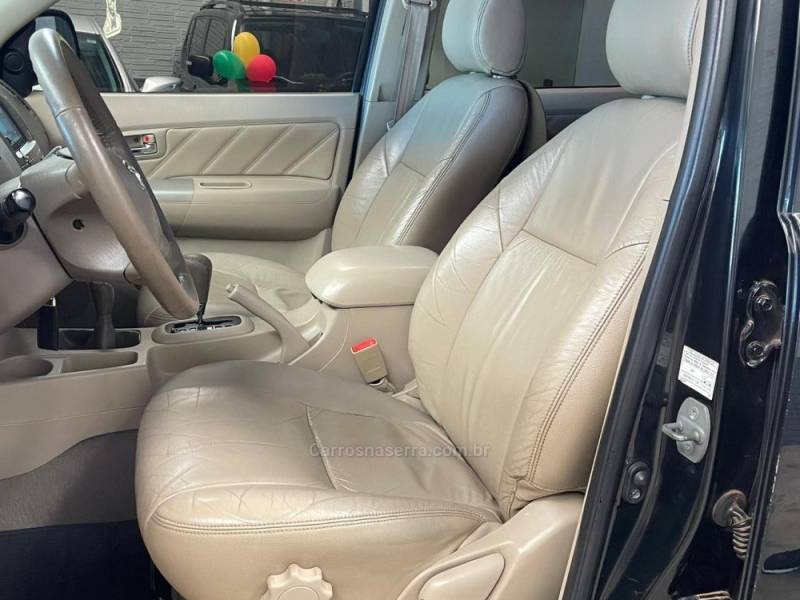TOYOTA - HILUX SW4 - 2008/2008 - Preta - R$ 113.990,00