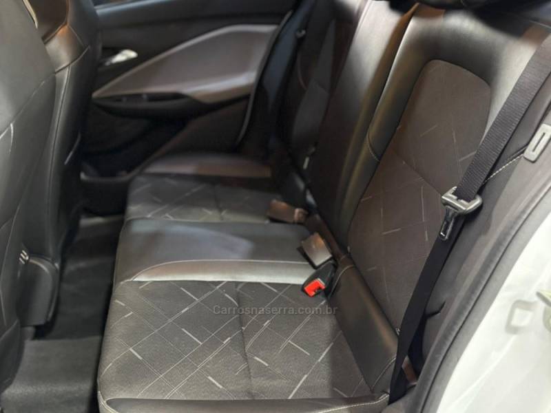 CHEVROLET - ONIX - 2019/2020 - Branca - R$ 69.990,00