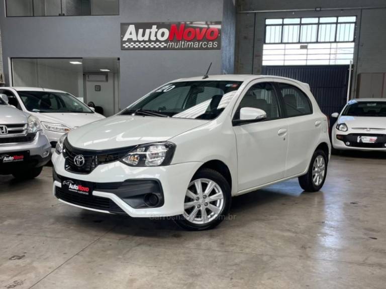 TOYOTA - ETIOS - 2020/2020 - Branca - R$ 69.990,00