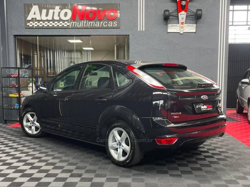 FORD - FOCUS - 2011/2012 - Preta - R$ 41.990,00