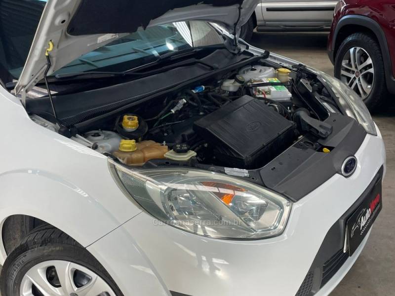 FORD - FIESTA - 2013/2014 - Branca - R$ 34.990,00
