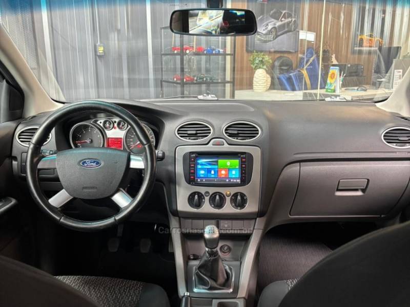 FORD - FOCUS - 2011/2012 - Preta - R$ 41.990,00