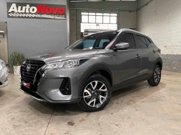 NISSAN - KICKS - 2022/2023 - Cinza - R$ 99.990,00