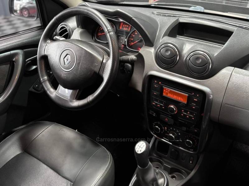 RENAULT - DUSTER - 2012/2013 - Preta - R$ 52.990,00