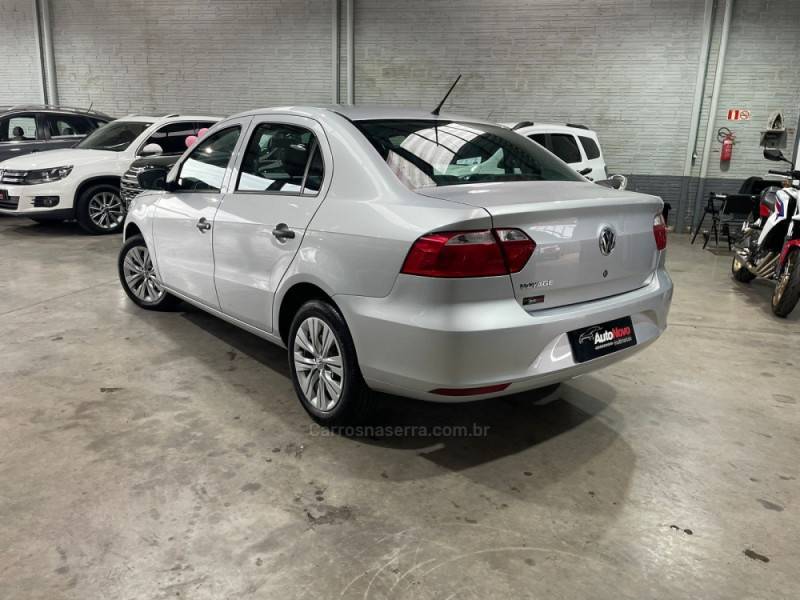 VOLKSWAGEN - VOYAGE - 2022/2023 - Prata - R$ 62.990,00