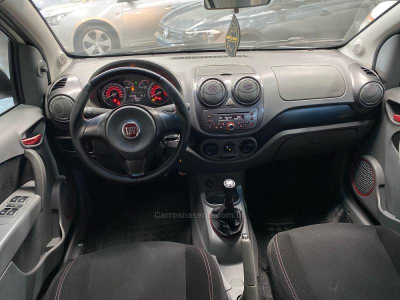 FIAT - PALIO - 2013/2014 - Branca - R$ 43.990,00