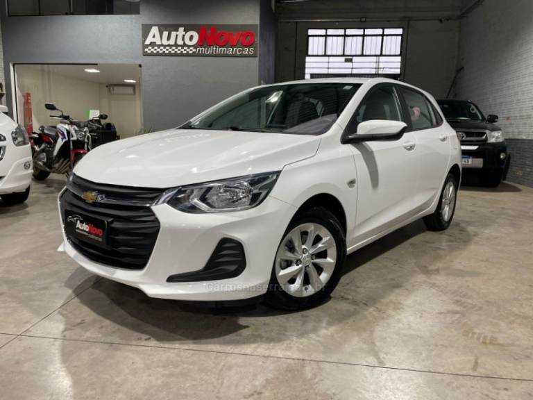 CHEVROLET - ONIX - 2022/2023 - Branca - R$ 74.990,00