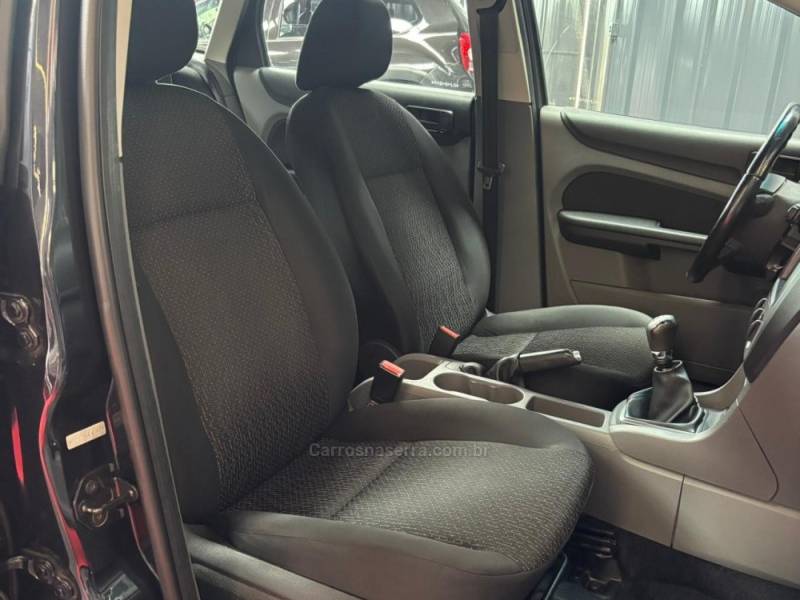 FORD - FOCUS - 2011/2012 - Preta - R$ 41.990,00