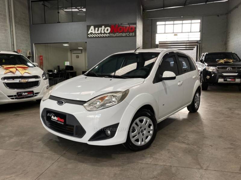 FORD - FIESTA - 2013/2014 - Branca - R$ 37.990,00