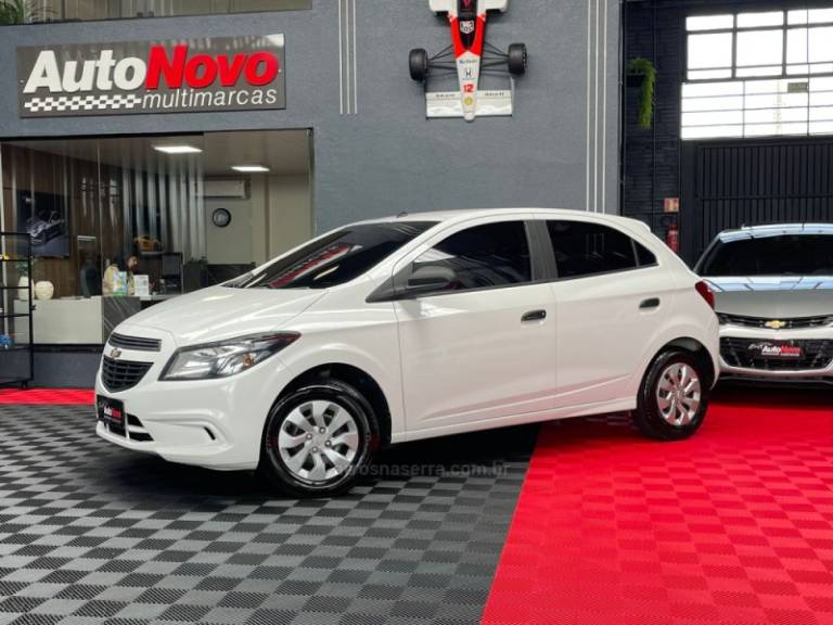 CHEVROLET - ONIX - 2018/2019 - Branca - R$ 55.990,00