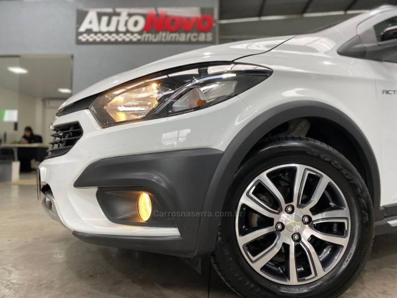CHEVROLET - ONIX - 2018/2018 - Branca - R$ 69.990,00