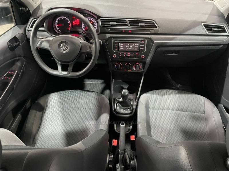 VOLKSWAGEN - VOYAGE - 2022/2023 - Prata - R$ 62.990,00