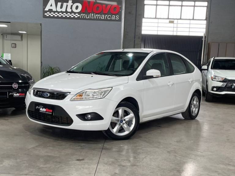 FORD - FOCUS - 2011/2012 - Branca - R$ 42.990,00