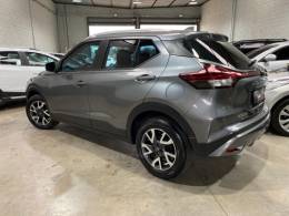 NISSAN - KICKS - 2022/2023 - Cinza - R$ 99.990,00