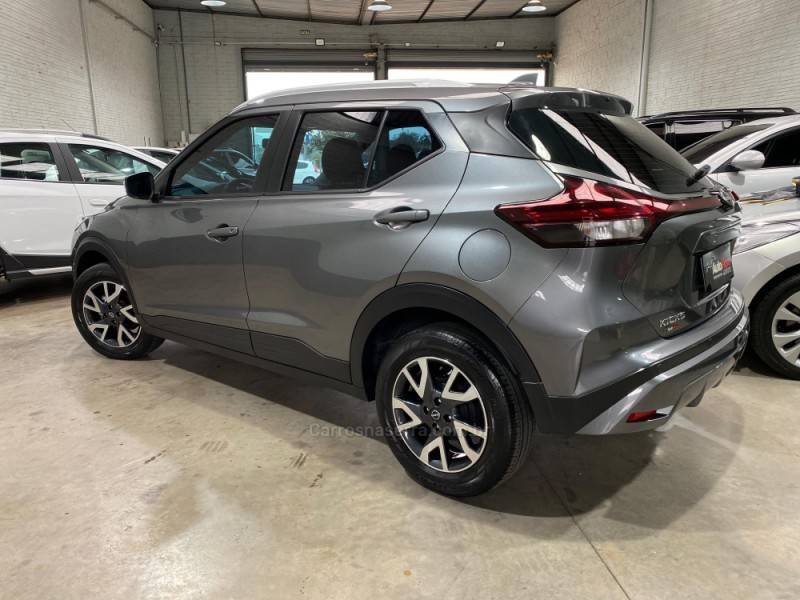 NISSAN - KICKS - 2022/2023 - Cinza - R$ 99.990,00