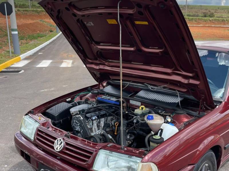 VOLKSWAGEN - SANTANA - 1997/1998 - Vermelha - R$ 14.990,00