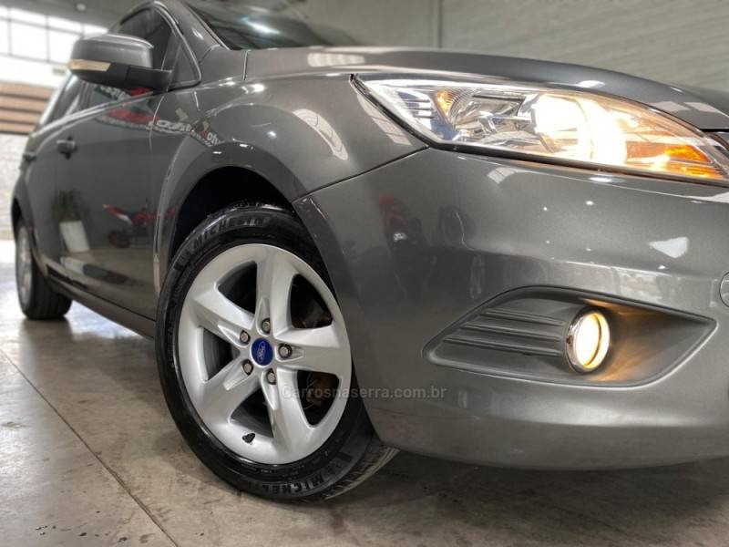 FORD - FOCUS - 2011/2012 - Cinza - R$ 40.990,00