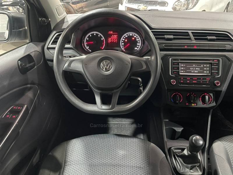 VOLKSWAGEN - VOYAGE - 2022/2023 - Prata - R$ 62.990,00