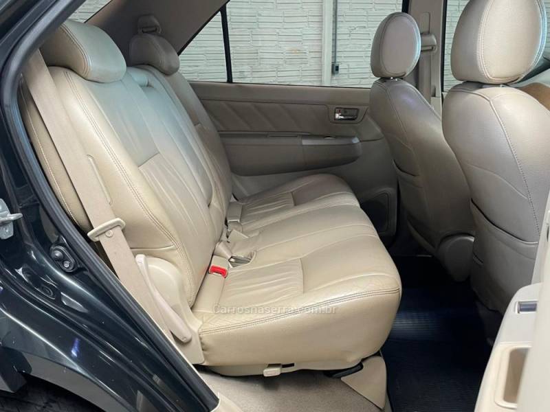 TOYOTA - HILUX SW4 - 2008/2008 - Preta - R$ 113.990,00