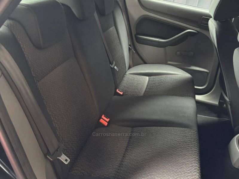 FORD - FOCUS - 2011/2012 - Preta - R$ 41.990,00