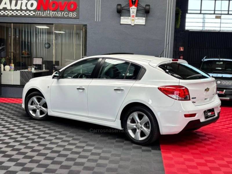 CHEVROLET - CRUZE - 2012/2013 - Branca - R$ 67.990,00