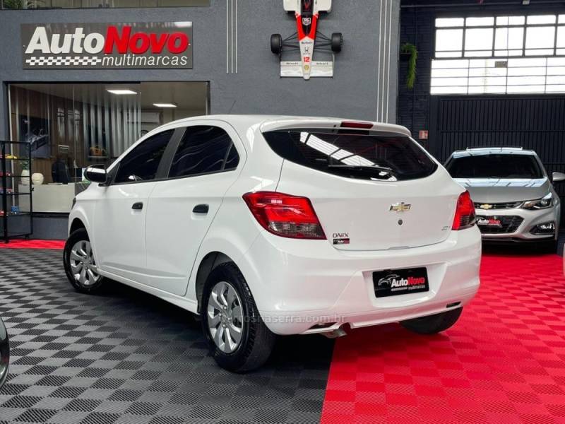 CHEVROLET - ONIX - 2018/2019 - Branca - R$ 55.990,00