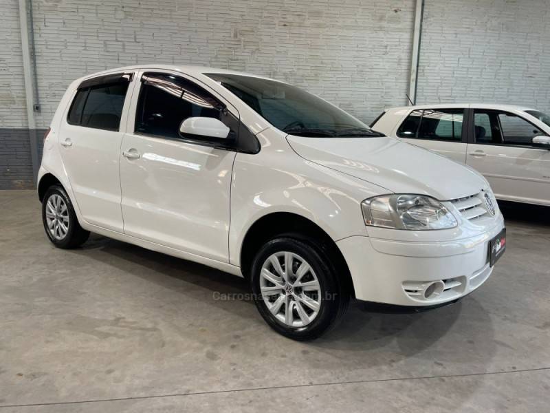 VOLKSWAGEN - FOX - 2004/2004 - Branca - R$ 23.990,00