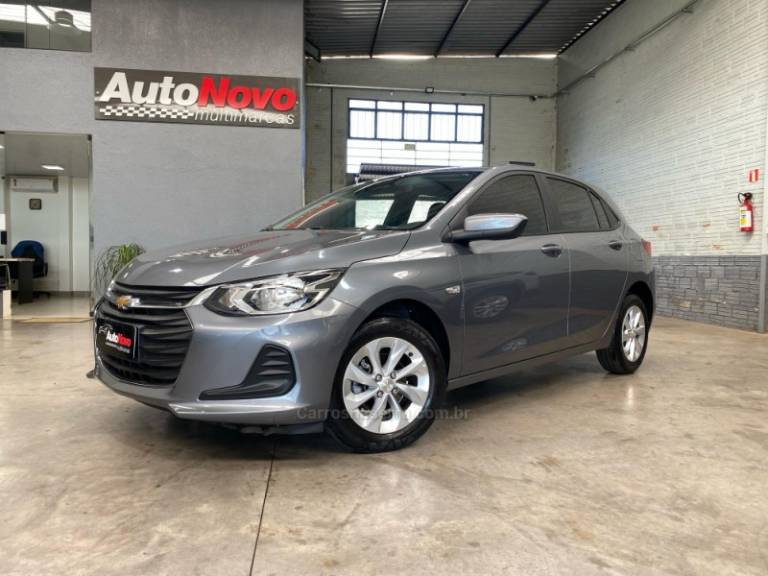 CHEVROLET - ONIX - 2022/2023 - Cinza - R$ 74.990,00